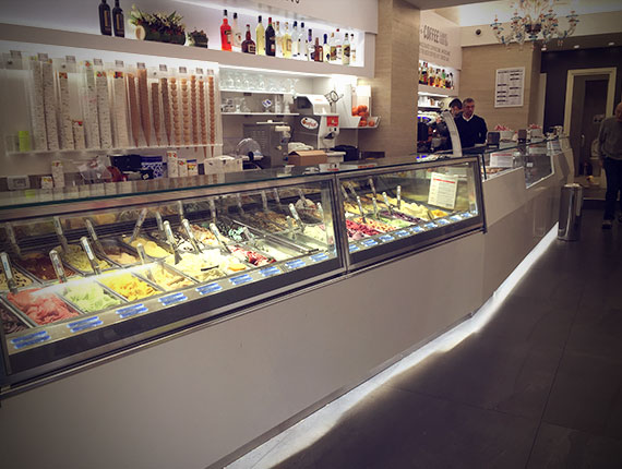 Arredamento bar/gelateria per Bar Trevi a Roma