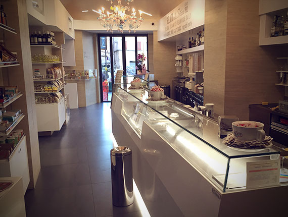 Arredamento bar per il Bar Trevi a Roma