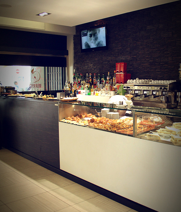 Arredamento bar e tavola calda per <strong>Mela Verde</strong>