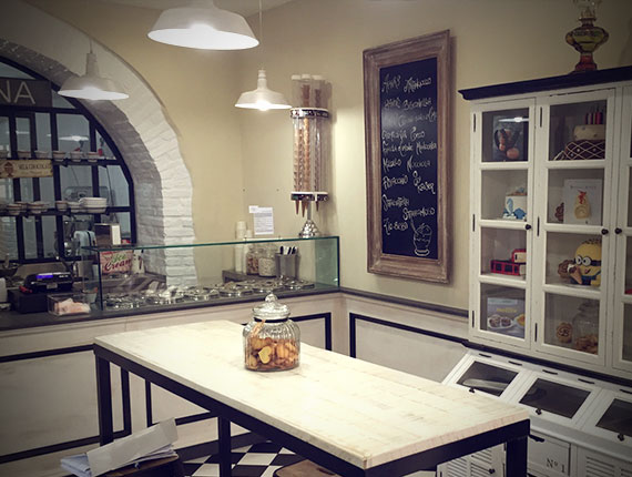 Arredamento gelateria/pasticceria per Gino Baking realizzato da Cosentino