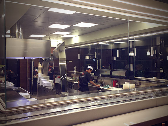 Cucina professionale montata a vista per il ristorante Sushi Sun